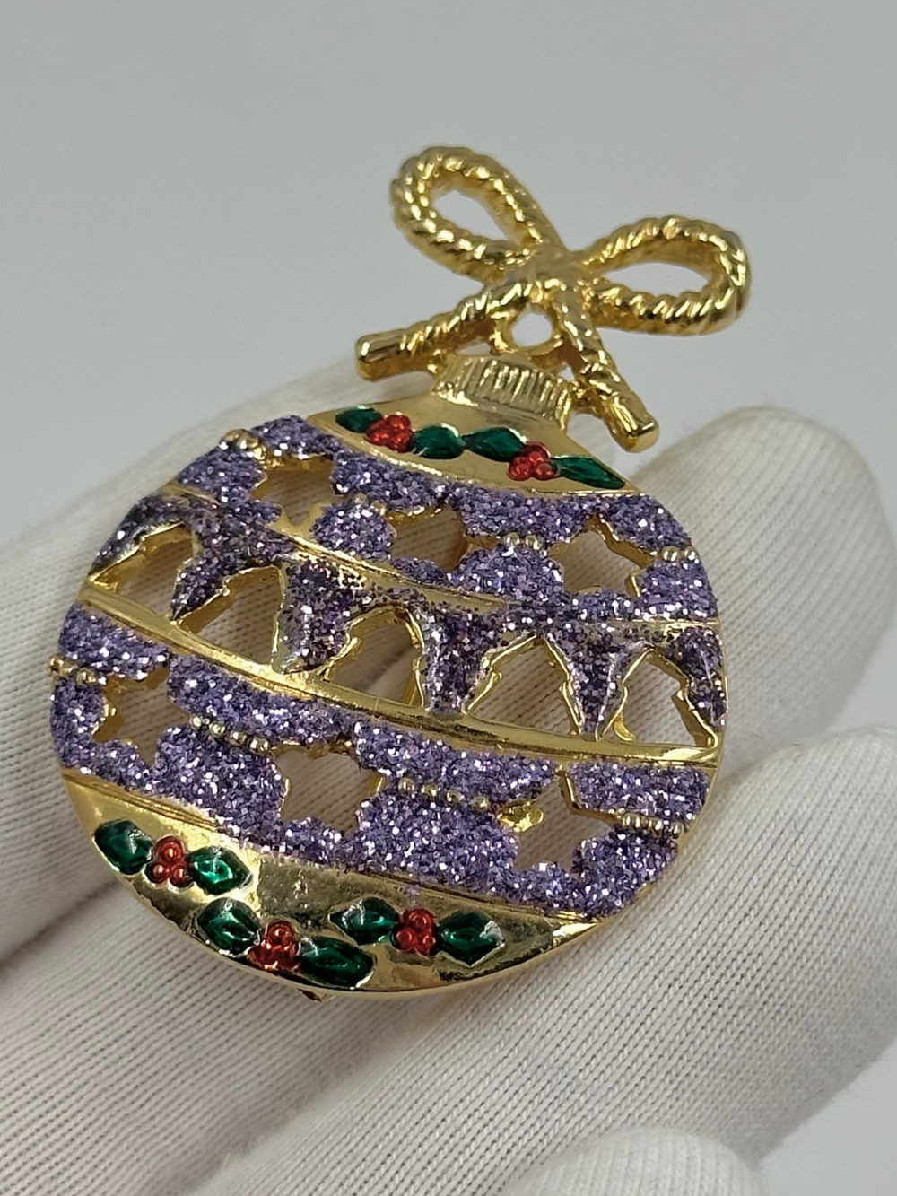 Брошь в виде Ёлочного шара