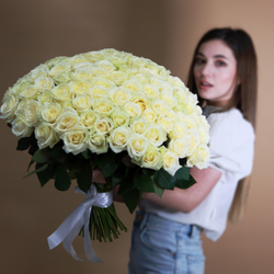 Огромный букет белых роз купить в Москве