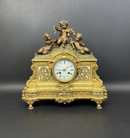 Антикварные каминные часы с фигурами амуров