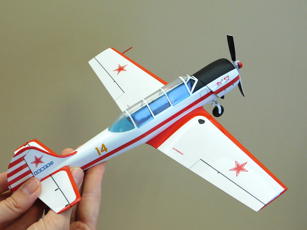 Модель самолета Як-52 (М1:30, ДОСААФ СССР,с выпущенными шасси)