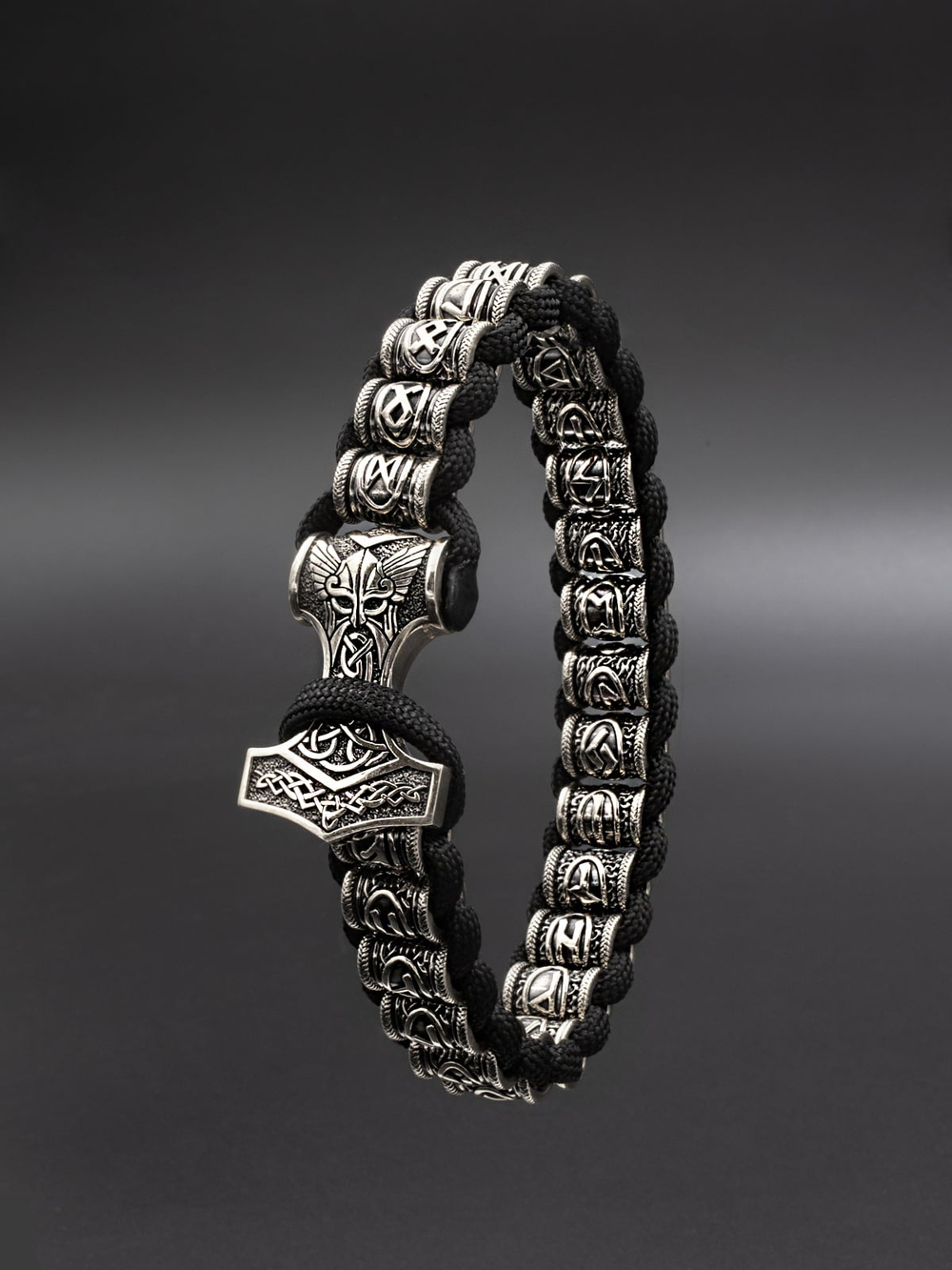 Картинка браслет скандинавский футарк руны с застежкой молот Тора.