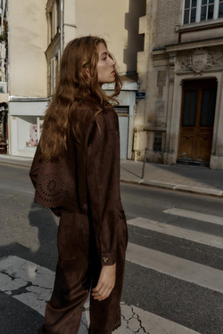 ZARA КУРТКА ИЗ ИСКУССТВЕННОЙ ЗАМШИ С ПЕРФОРИРОВАННЫМ НИЗОМ, КОРИЧНЕВЫЙ