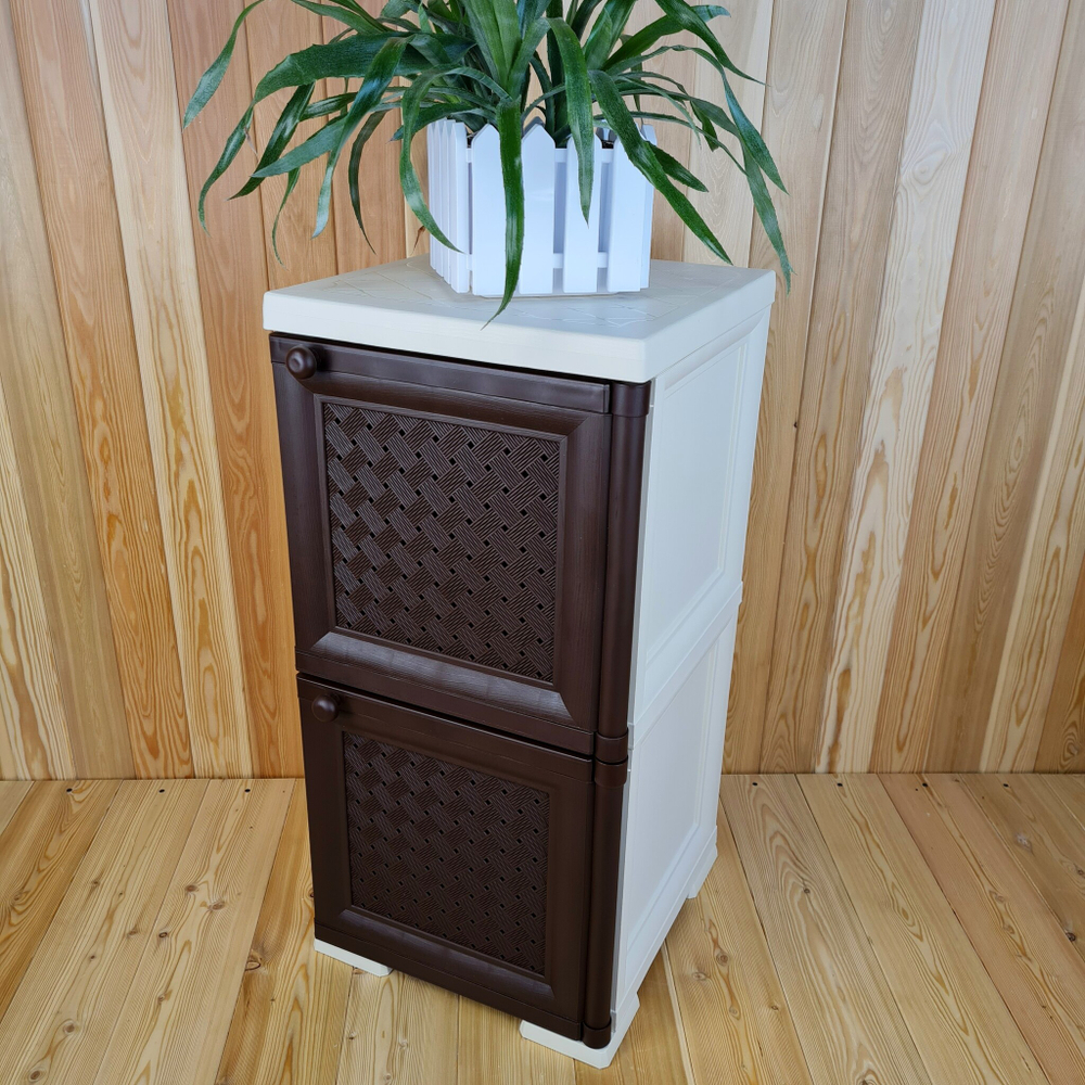 Тумба-шкаф пластиковая "УЮТ", с усиленными рёбрами жёсткости, две дверцы (верхняя плетёная, нижняя плетёная). Цвет: Бежевый с коричневыми дверцами.