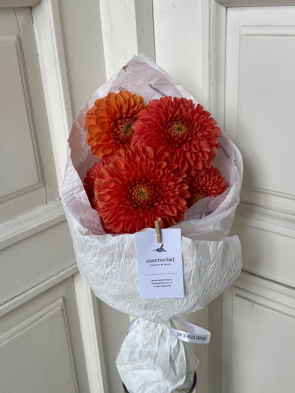 Кулек из георгин в оранжевом оттенке