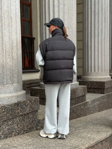 Черный утепленный жилет