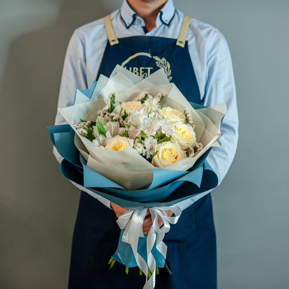 Букет из садовых розы Кендилайт с альстромерией