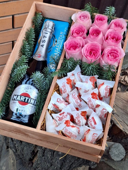 Композиция «Розы, шоколад и праздник»