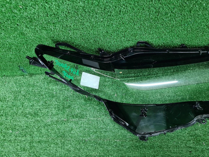 Стекло фары левое Toyota Camry xv70 (2020-н.в.)