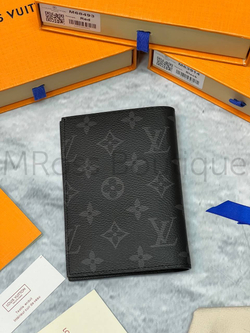 Обложка для паспорта Louis Vuitton из канвы Monogram Eclipse