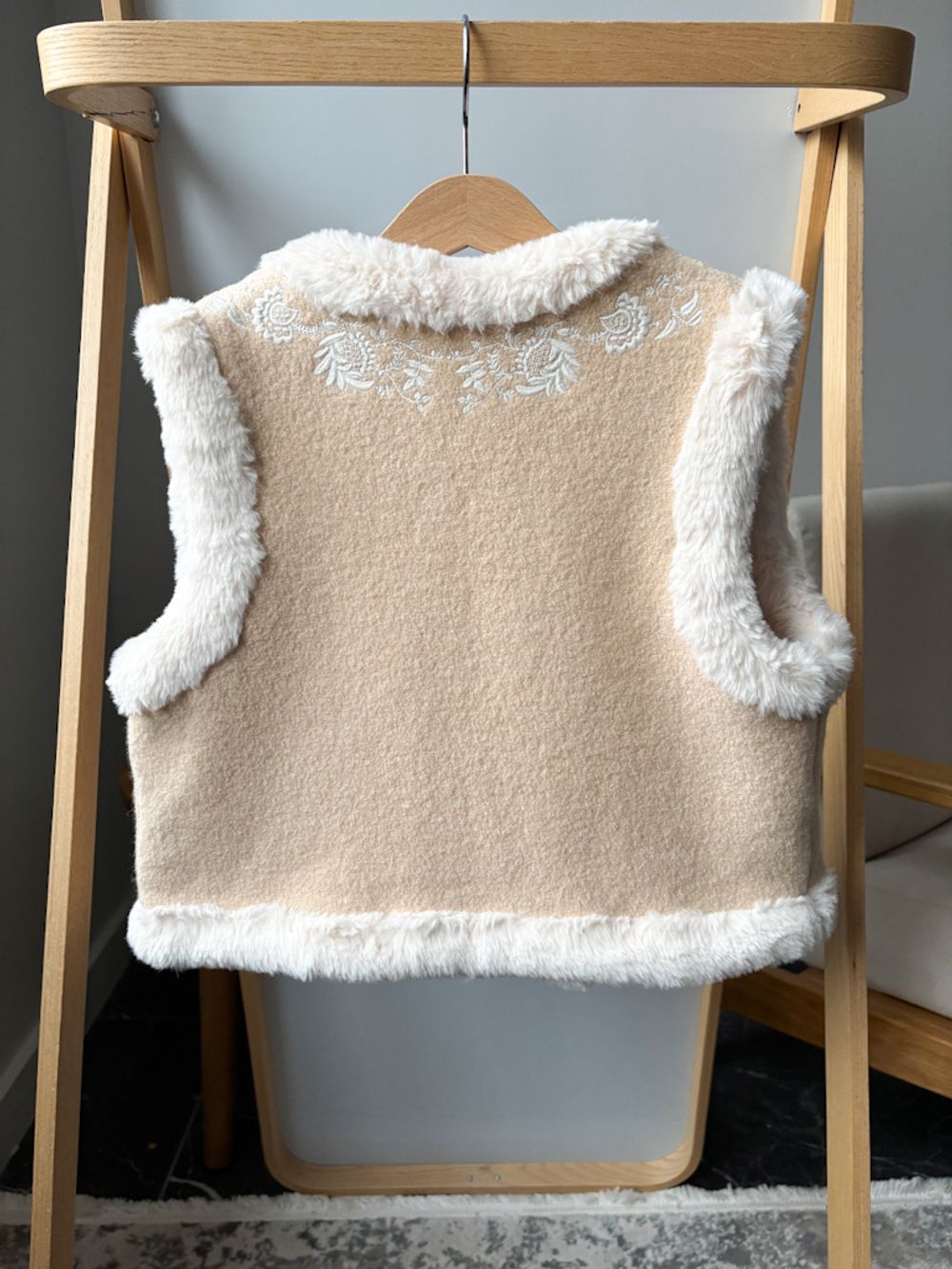 Шерстяной жилет Louise Misha, 122