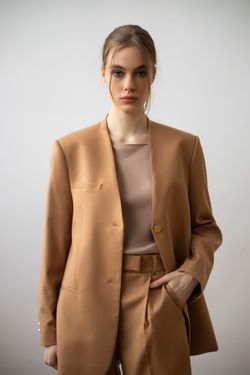 Пиджак без лацканов бежевый