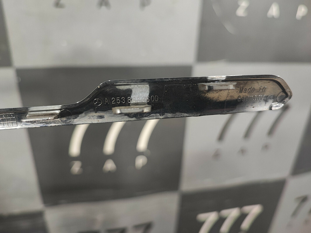 Молдинг решетки радиатора Mercedes GLC (X253) 19-нв Б/У Оригинал A2538883600