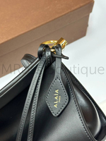 Женская сумка Alaia Le Click East West черного цвета