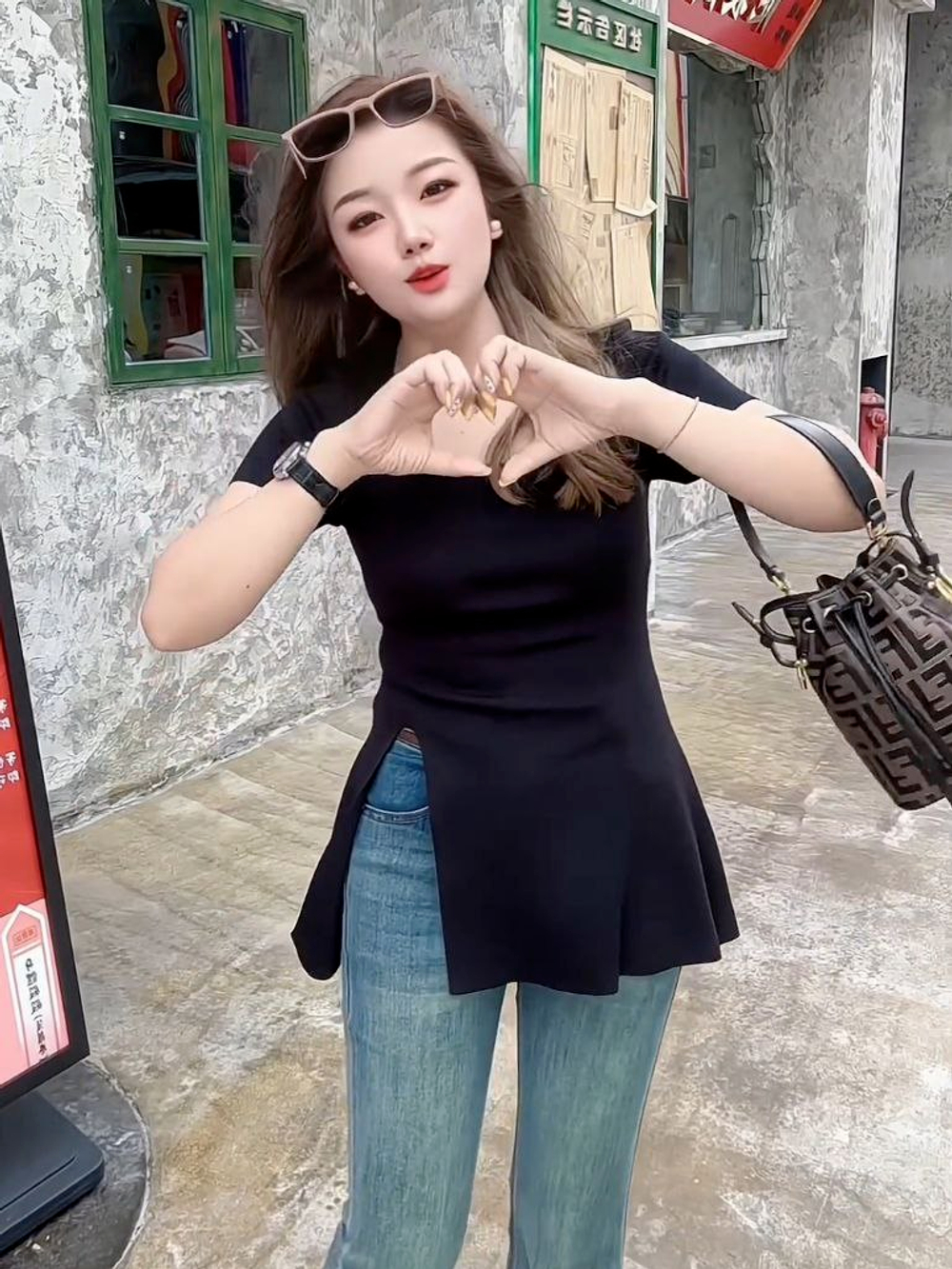 Женская удлиненная футболка с боковыми разрезами