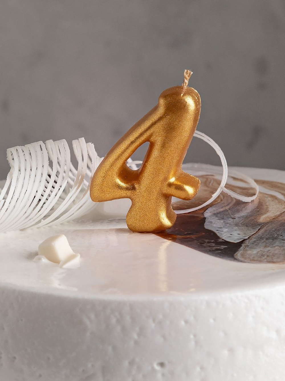 Свеча овальная золотая 4