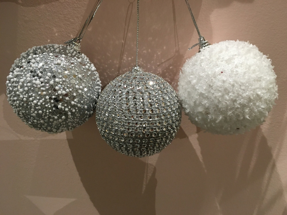 Набор шаров 24шт 8см House of Seasons белый/коричневый с деревянными элементами в ассортименте 3 вида