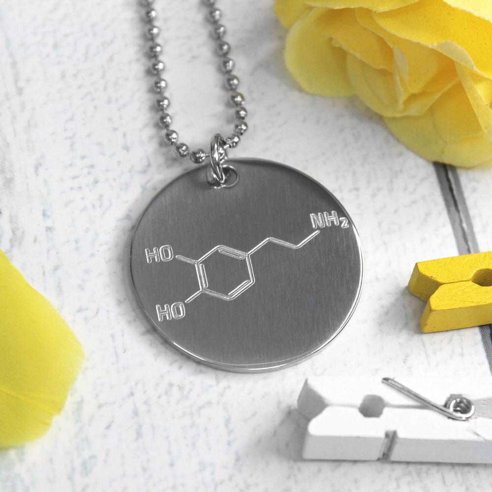 Подвеска с формулой серотонина на заказ