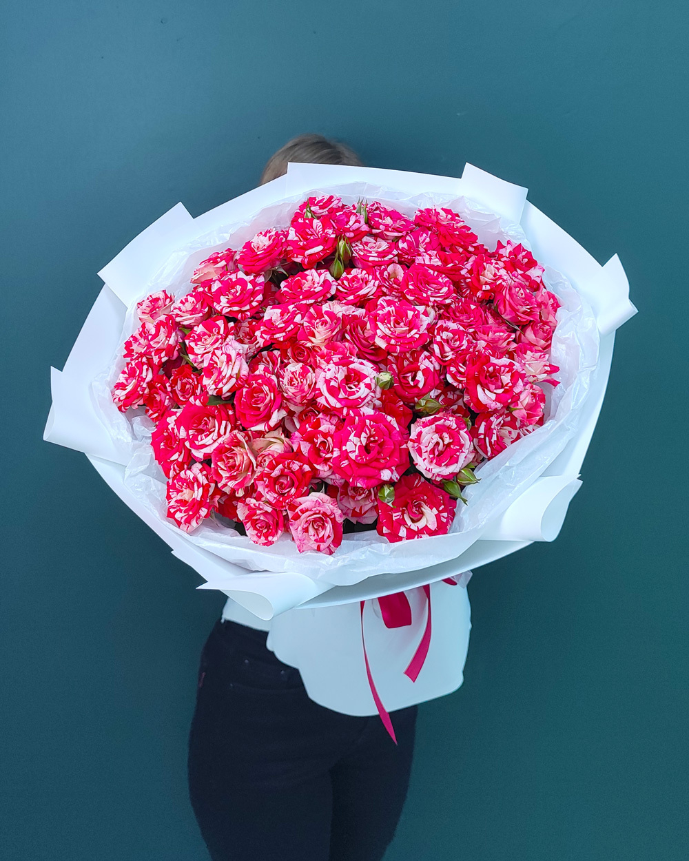 Роза кустовая малиновая Фаерфокс,19 веток(00111)