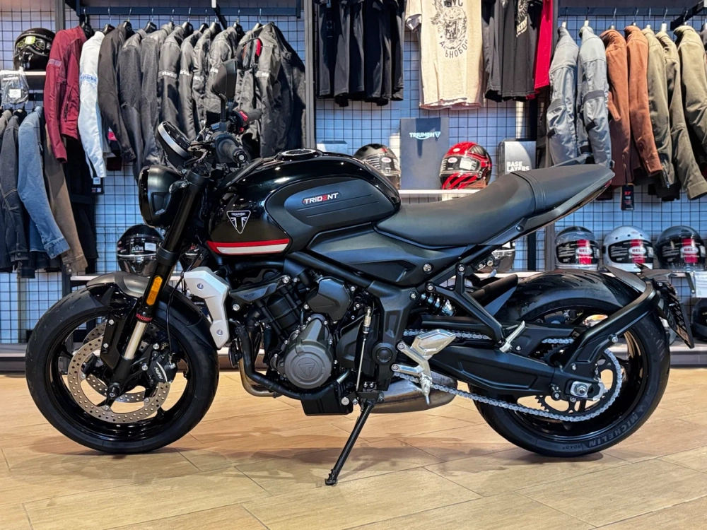 Triumph Trident 660, 2021 черный глянцевый