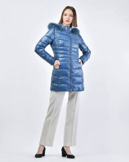 Пуховик с отделкой из меха енота