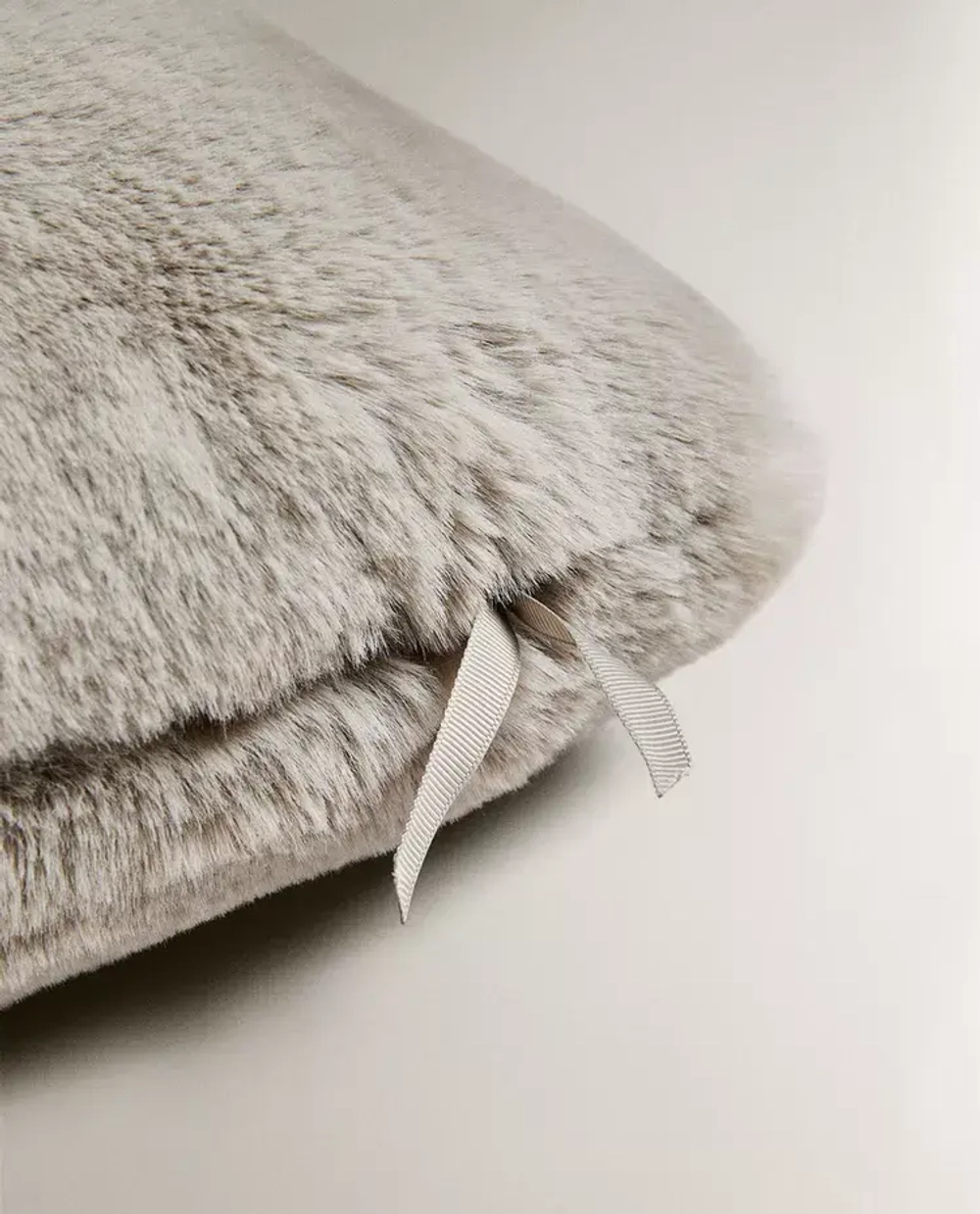 ZARA HOME НАВОЛОЧКА ДЛЯ ДЕКОРАТИВНОЙ ПОДУШКИ ИЗ ИСКУССТВЕННОГО МЕХА, СЕРЫЙ