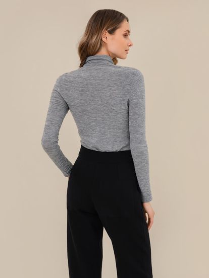 Женский свитер светло-серого цвета из 100% шерсти - фото 4