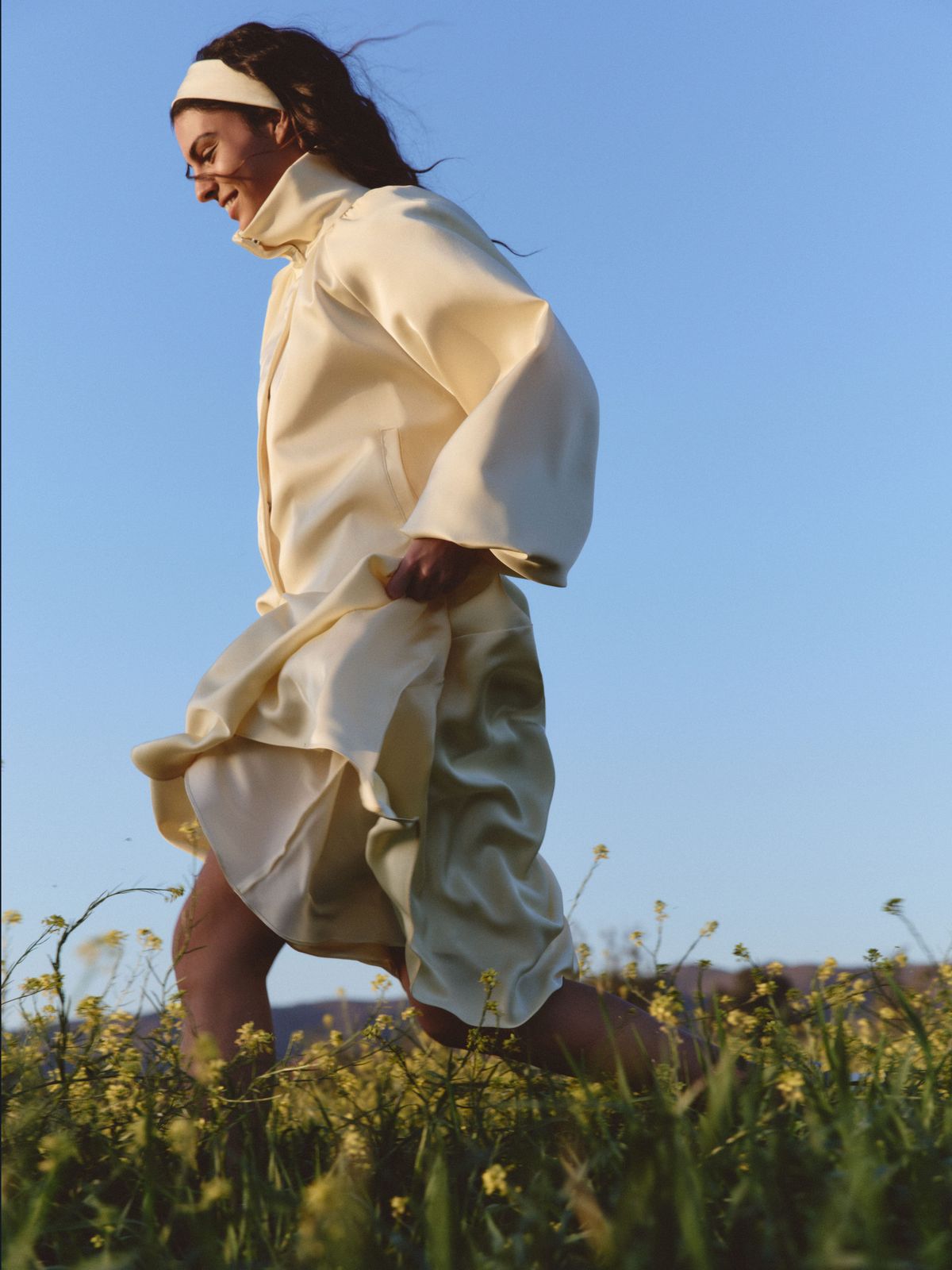 Атласный бомбер округлого силуэта «Утренний свет»