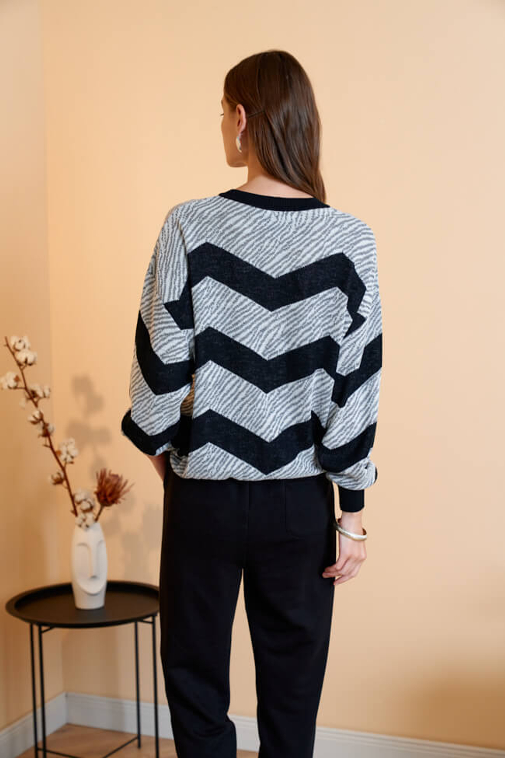 22593 Джемпер женский (черно-молочный жаккард)