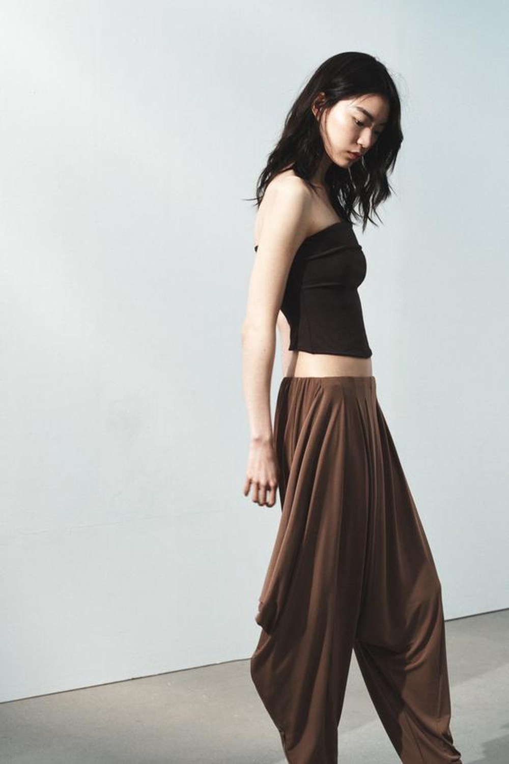 ZARA АCИММЕТРИЧНЫЕ БРЮКИ BAGGY ИЗ СТРУЯЩЕЙСЯ ТКАНИ, СВЕТЛО-КОРИЧНЕВЫЙ