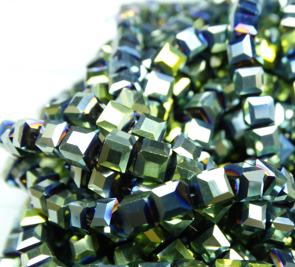 БВЛ004НН3 Хрустальные бусины квадратные, зеленый металлик, размер 3 мм, кол-во: 63-65 шт.