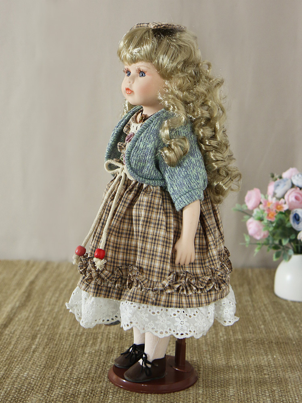 Кукла фарфоровая 16' на подставке