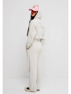 Кепка с жестким козырьком и металлическим логотипом