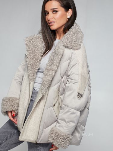 Серый пуховик с воротником из овечьей шерсти