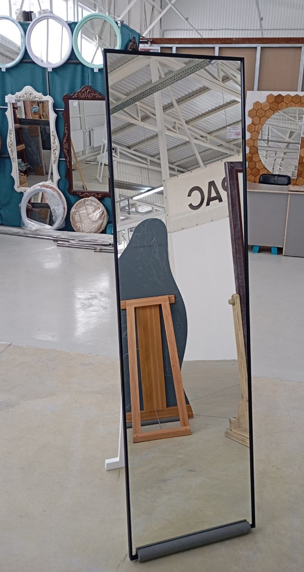 Напольное зеркало в раме алюминиевой