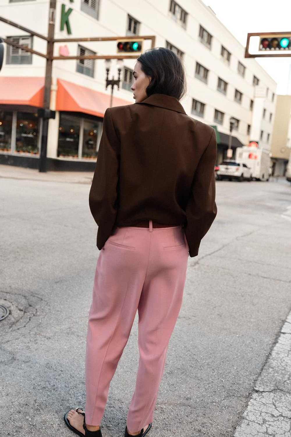 ZARA ДВУБОРТНЫЙ БЛЕЙЗЕР С ВОРОТНИКОМ С ЛАЦКАНАМИ, КОРИЧНЕВЫЙ