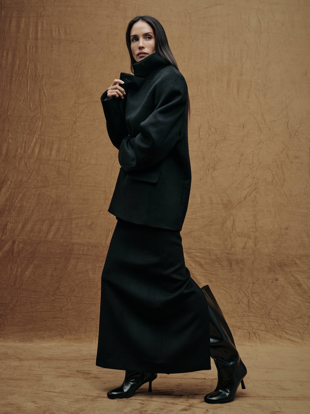 Черное полупальто из шерсти