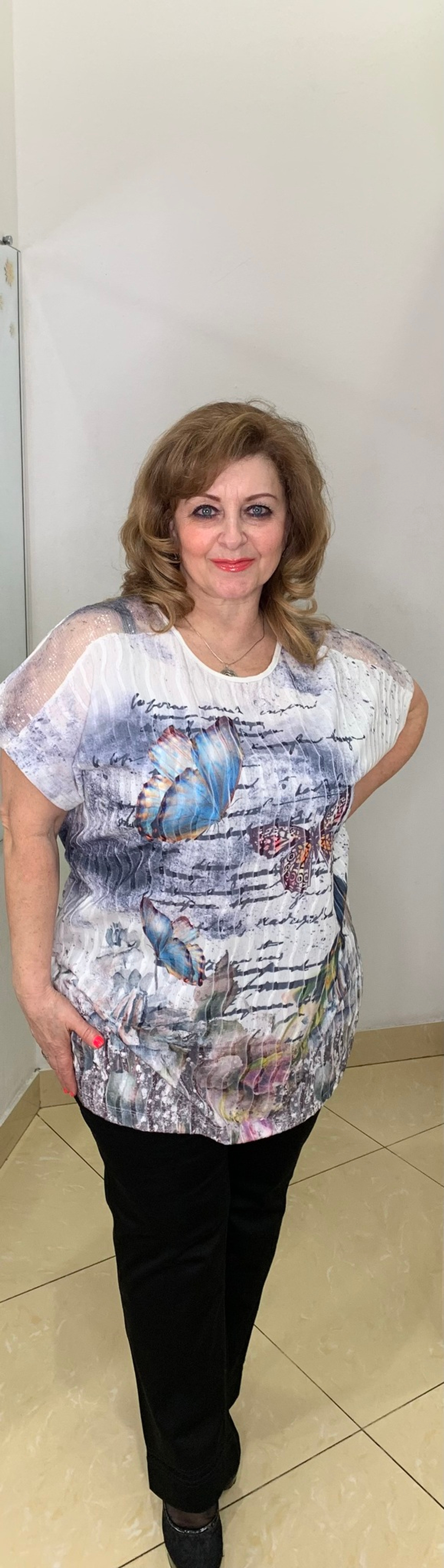 Светлый нарядный блузон с бабочками