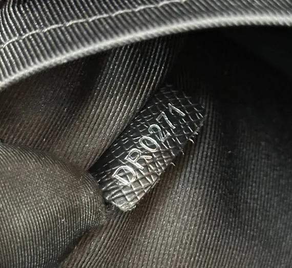 Сумка-слинг Louis Vuitton Avenue LV кожа Taiga Black