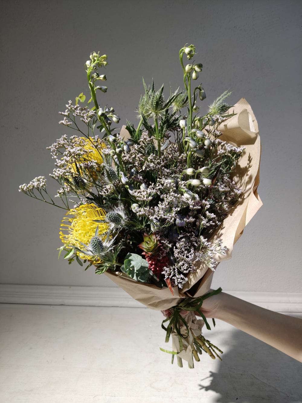 Летний солнечный букет с танацетумом и ароматными пионами Сара Бернард (С0034)