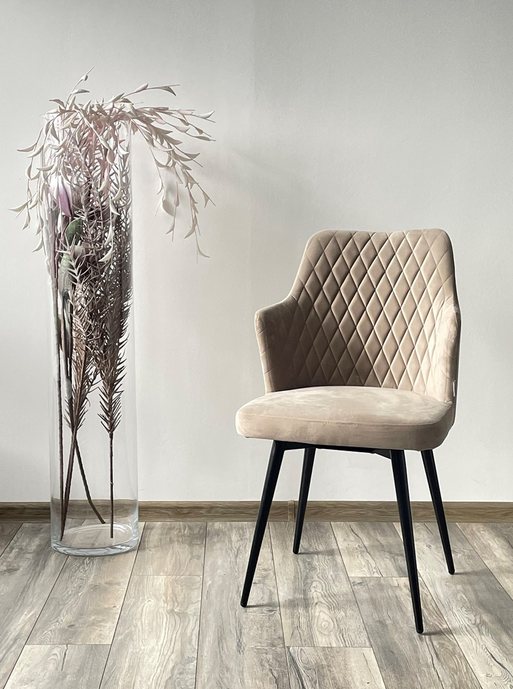 Стул М-City DISAUR Герман (Herman) поворотный на 360 градусов, Латте 25, Велюр, Черный каркас