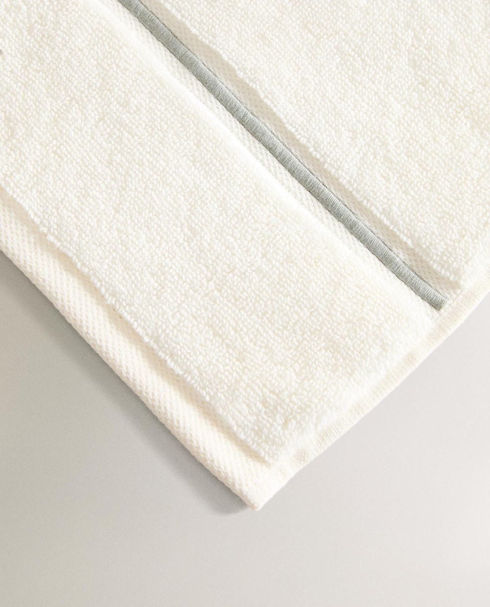 Zara Home - Банное полотенце с вышитым бордюром, бежевый, 30х50 см