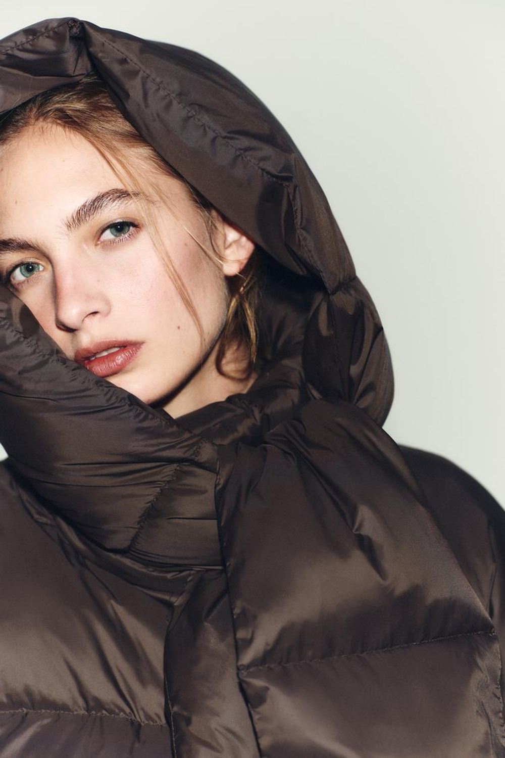 ZARA ВОДОНЕПРОНИЦАЕМЫЙ ВЕТРОЗАЩИТНЫЙ ПУХОВИК С КАПЮШОНОМ ИЗ ПЕРА И ПУХА, КОРИЧНЕВЫЙ