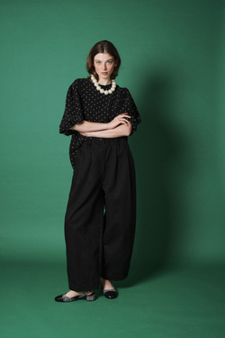 Брюки-бананы из плотного хлопка черного цвета