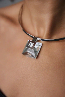 Колье квадратный прозрачный кристалл на гривне, оттенок серебро