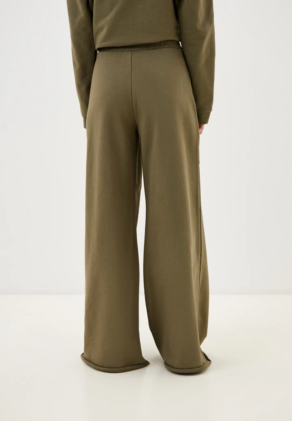 Широкие брюки с накладными карманами