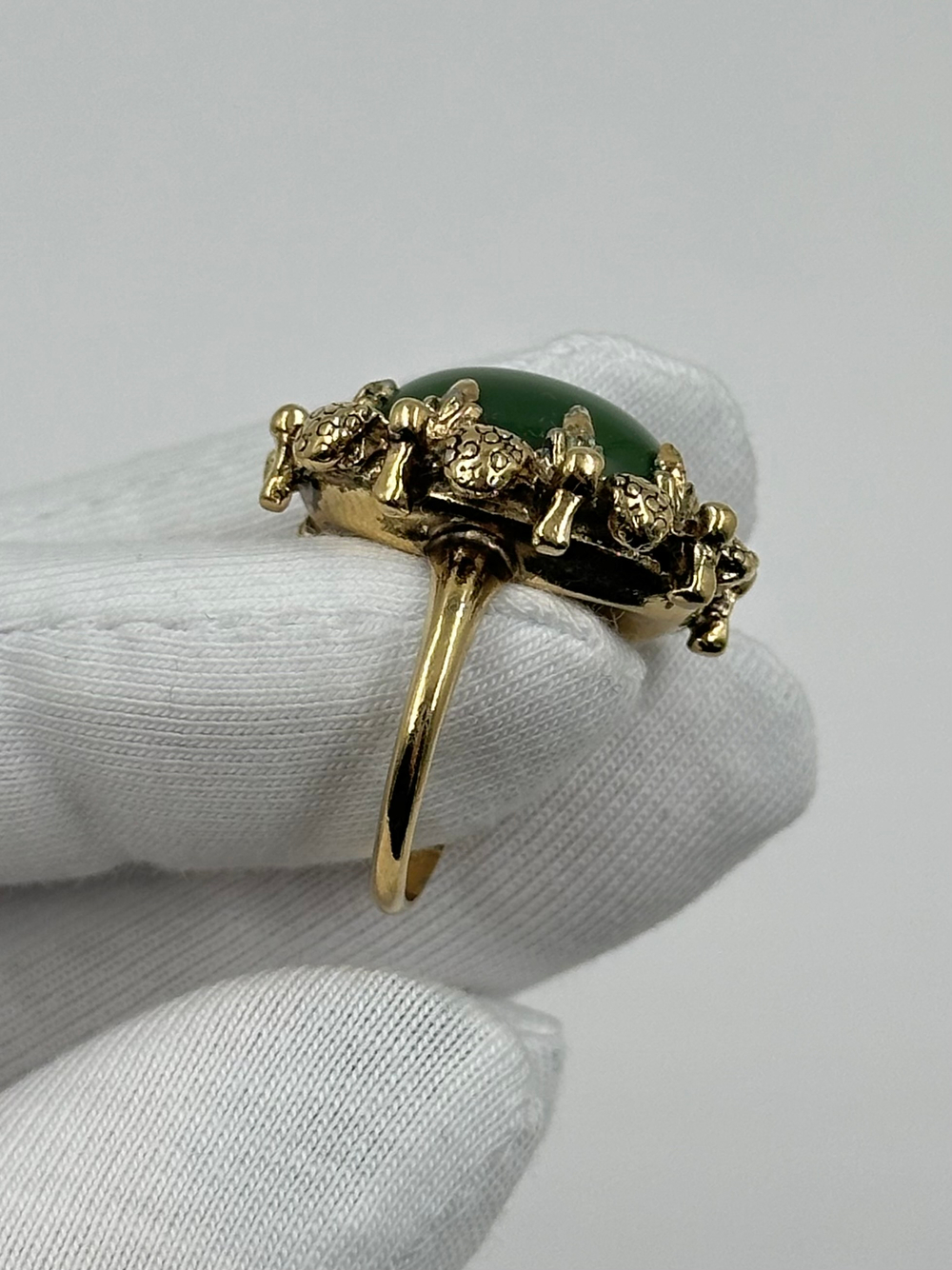 Кольцо с зелёным кабошоном