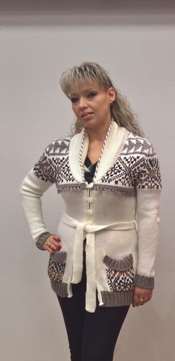 Жакет-кофта с поясом оригинальной расцветки