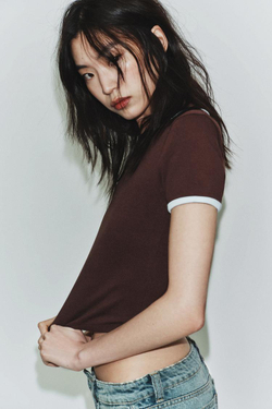 ZARA ФУТБОЛКА С КОНТРАСТНЫМИ ДЕТАЛЯМИ, КОРИЧНЕВЫЙ