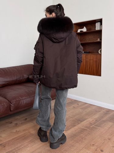 Укороченная женская парка шоколадного цвета с меховым воротником