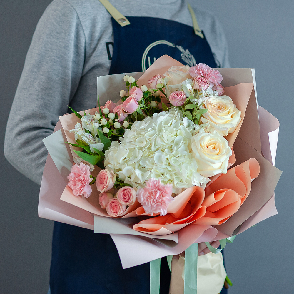 Нежный букет с белой гортензией и пионовидной розой